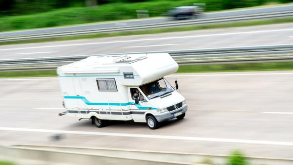 Und zu guter Letzt: Vor der Abfahrt immer schauen, ob alles geschlossen ist. Ganz wichtig: die Fenster auf dem Dach. Die Schranktüren lassen sich mit einem Knopfdruck verriegeln. So vermeidet man, dass sich Gegenstände während der Fahrt oder bei Bremsmanövern in gefährliche Geschosse verwandeln.