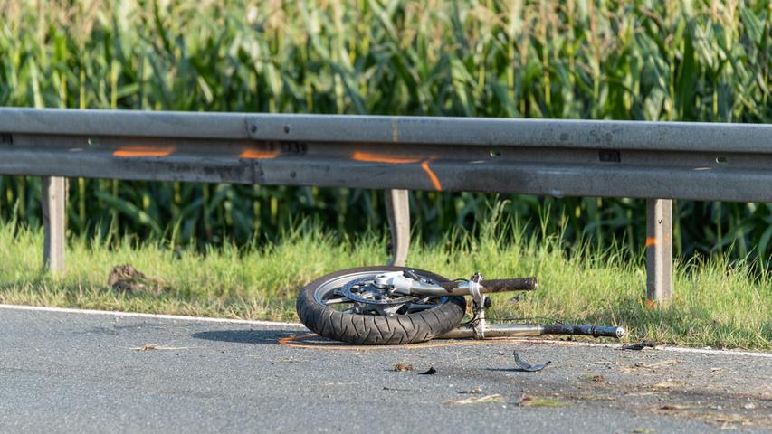 Schwerer Verkehrsunfall: Motorradfahrer stirbt bei Überholmanöver