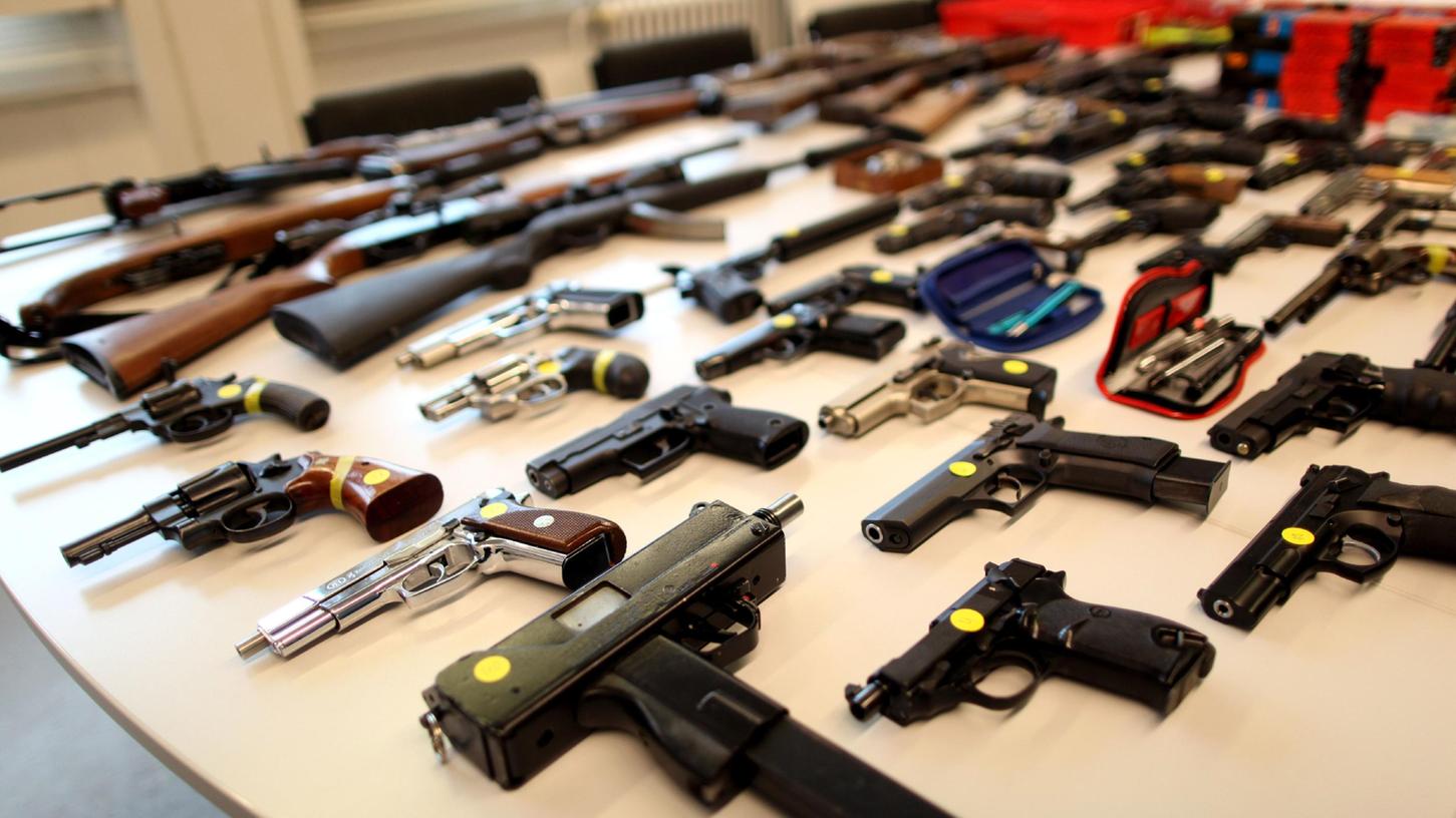 Soviele Waffen wie auf unserem Symbol-Bild wurden beim Landratsamt Roth zwar nicht abgegeben, dafür war die Anzahl von Magazinen mit 500 Stück ganz schön üppig.
Soviele Waffen wie auf unserem Symbol-Bild wurden beim Landratsamt Roth zwar nicht abgegeben, dafür war die Anzahl von Magazinen mit 500 Stück ganz schön üppig.