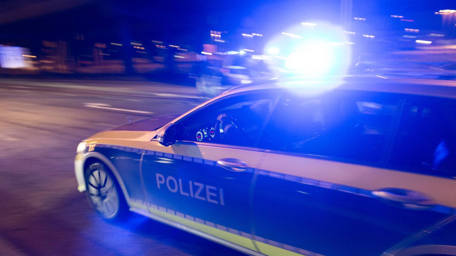 Ein Autofahrer ist mit teilweise über 200 Kilometern pro Stunde vor der Polizei davongerast und hat mehrere Unfälle verursacht.