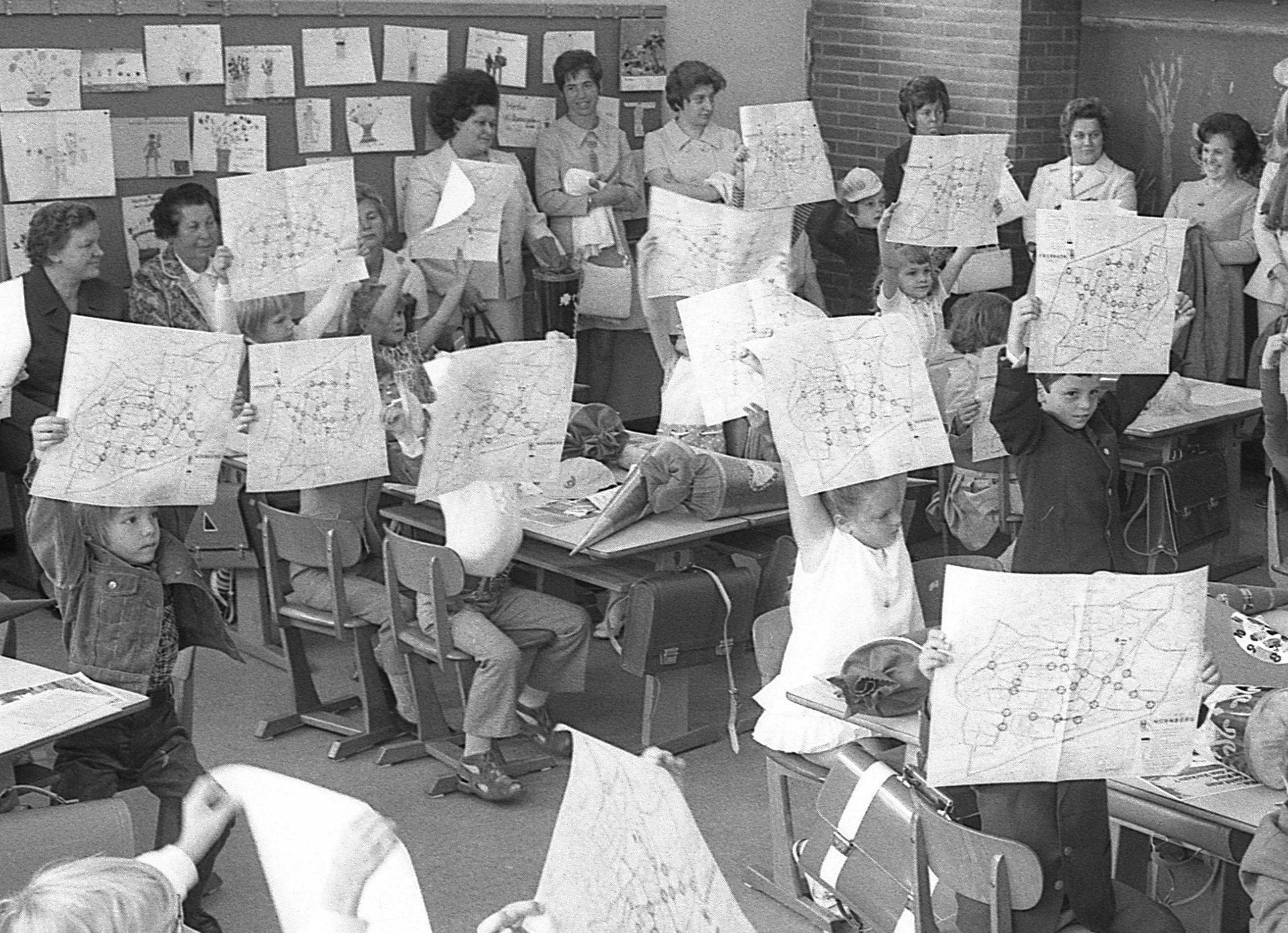 An ihrem ersten Schultag erhielten sie von der Verkehrswacht Pläne, auf denen der sicherste Schulweg eingezeichnet ist. Im Hintergrund die Mütter. Die Schultüten spielten angesichts der drohenden Gefahren im Verkehr keine Rolle mehr. Hier geht es zum Kalenderblatt vom 8. September 1971: Gelbe Mützen schützen die Abc-Schützen.
An ihrem ersten Schultag erhielten sie von der Verkehrswacht Pläne, auf denen der sicherste Schulweg eingezeichnet ist. Im Hintergrund die Mütter. Die Schultüten spielten angesichts der drohenden Gefahren im Verkehr keine Rolle mehr. Hier geht es zum Kalenderblatt vom 8. September 1971: Gelbe Mützen schützen die Abc-Schützen.