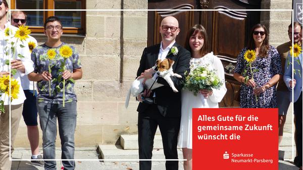 Wären sich Stephanie Pirzer aus Freystadt und Tobias Jechnerer aus Herrieden vor drei Jahren beim Schifahren in Innsbruck nicht zufällig über den Weg gelaufen, hätten sie sich wohl nie kennengelernt. So geschehen, ist daraus die große Liebe geworden, die beide nun mit dem Ja-Wort gefestigt haben. Bürgermeister Alexander Dorr traute die Brautleute im Beisein der Familienangehörigen im Freystädter Rathaus. Nach der Trauung grüßten die Freunde der Braut mit einem Sonnenblumenspalier. Zur Hochzeitsfeier luden die Juniorchefin des Bekleidungshauses Frühauf in Freystadt und der Jurist ins Haus Franziskus. Zusammen mit ihrem vierbeinigen Liebling „Sugar“ wohnen beide nun in Freystadt und freuen sich auf ihr erstes Kind, das in wenigen Wochen zur Welt kommen wird.