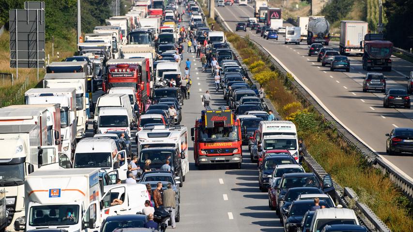 Verkehr lahmgelegt: IAA-Gegner seilen sich von Autobahnbrücken ab