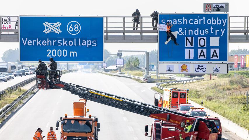 Verkehr lahmgelegt: IAA-Gegner seilen sich von Autobahnbrücken ab