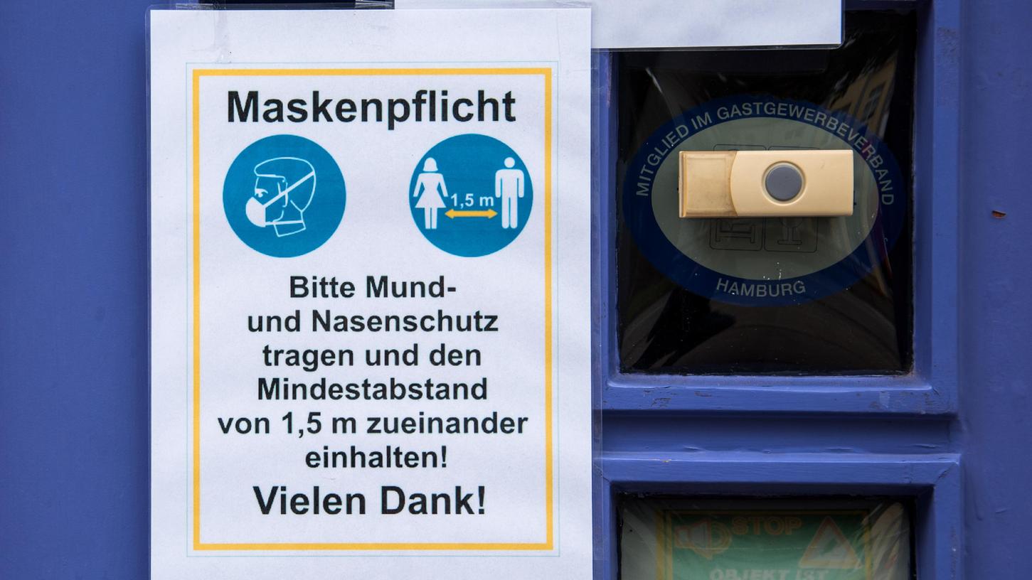 Maskenpflicht und Mindestabstand sind zwei der Corona-Schmutzmaßnahmen in Bayern.
Maskenpflicht und Mindestabstand sind zwei der Corona-Schmutzmaßnahmen in Bayern.