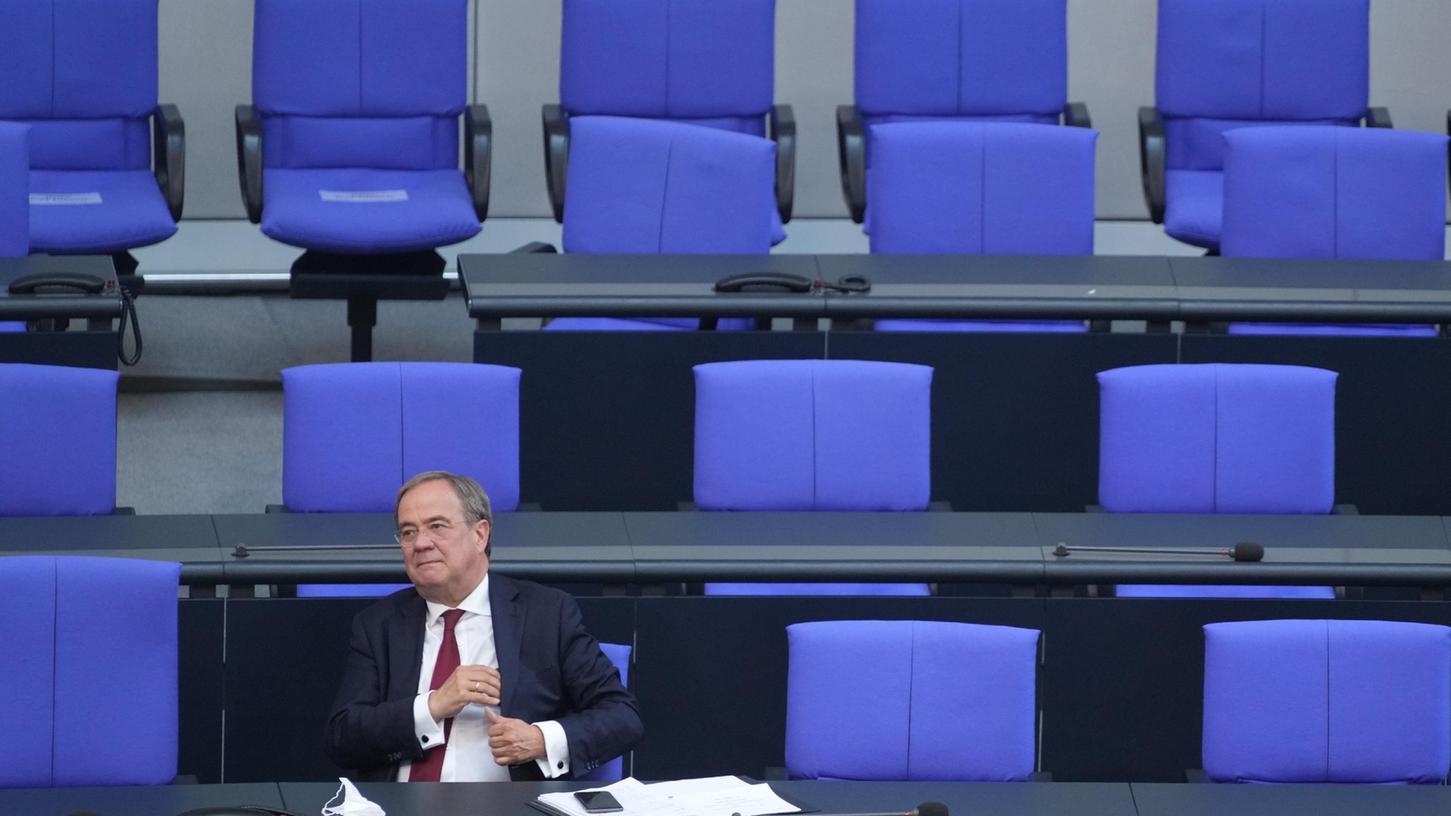 Wenn der Kanzler oder die Kanzlerin direkt gewählt werden würde, hätte Armin Laschet laut Umfrage nur noch neun Prozent der Befragten hinter sich.
Wenn der Kanzler oder die Kanzlerin direkt gewählt werden würde, hätte Armin Laschet laut Umfrage nur noch neun Prozent der Befragten hinter sich.