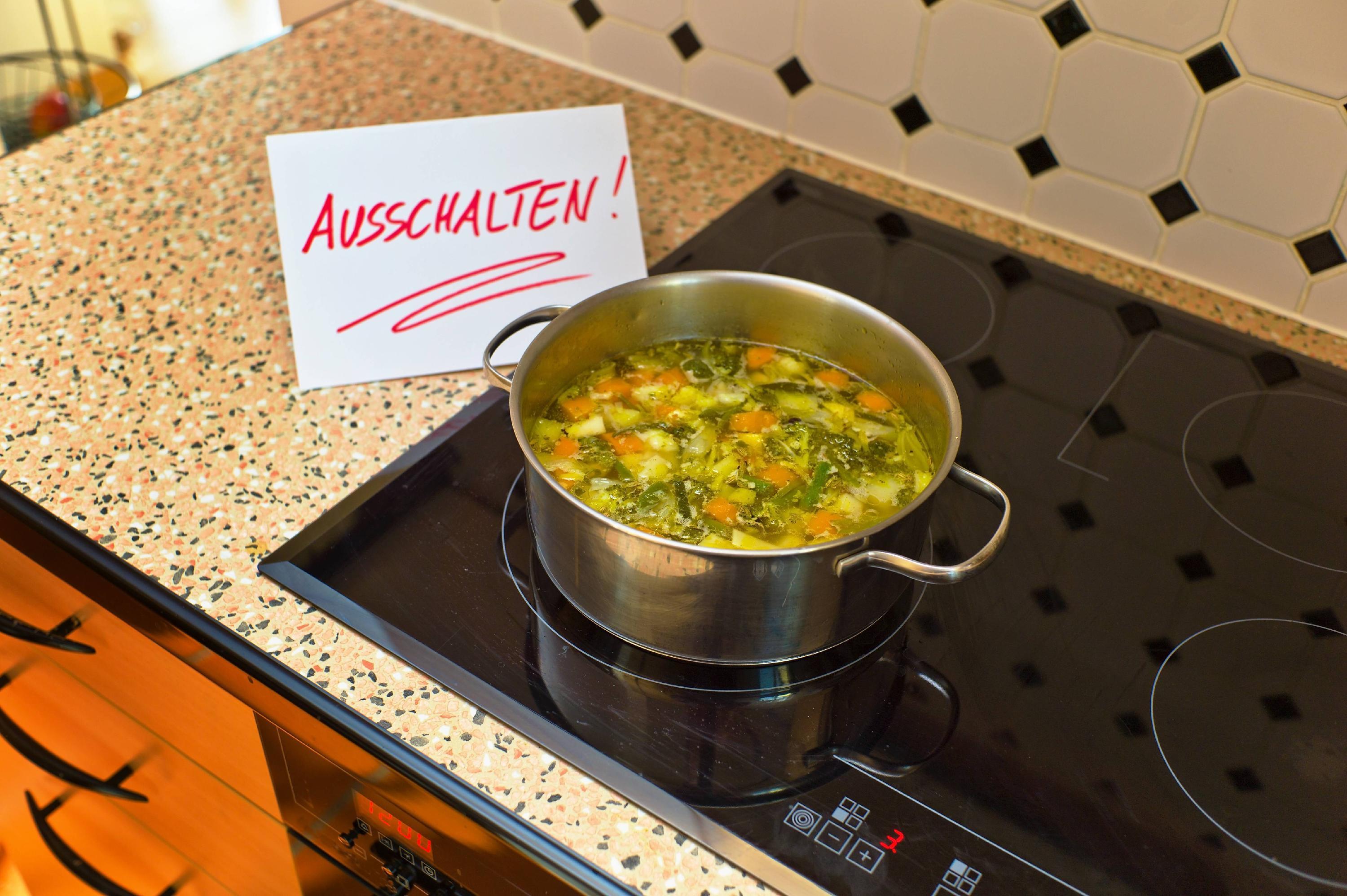 Ein Schild mit der Aufschrift Ausschalten soll einen Alzheimer Patienten mit Demenz erinnern Deuts