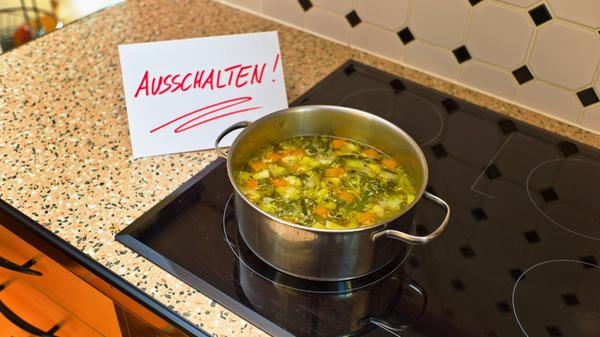 Ein Schild mit der Aufschrift Ausschalten soll einen Alzheimer Patienten mit Demenz erinnern Deuts