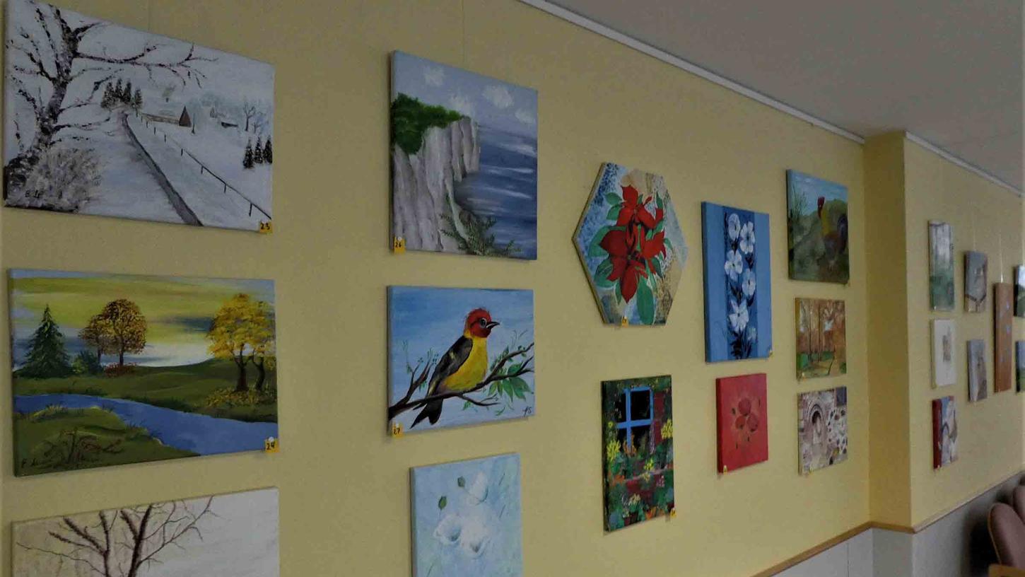 Farbe und Freude im Neustädter Krankenhaus: Kreative Senioren gestalten Klinik-Galerie