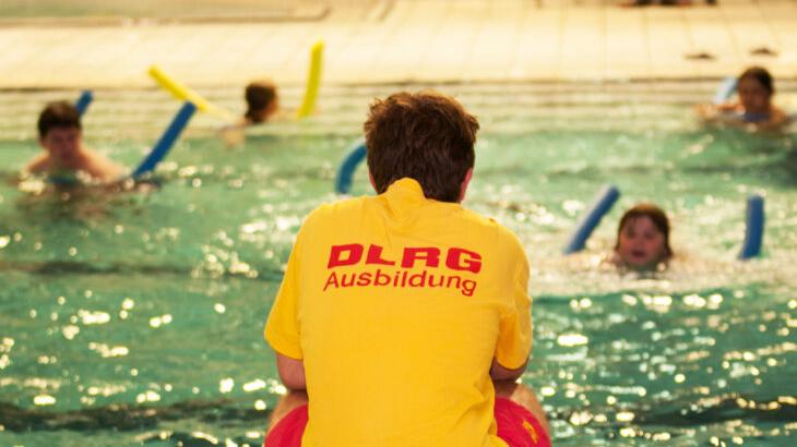 Auch für die Schwimmkurse der DLRG – hier im Bild –, können die 50-Euro-Gutscheine eingelöst werden. Auch für die Schwimmkurse der DLRG – hier im Bild –, können die 50-Euro-Gutscheine eingelöst werden.