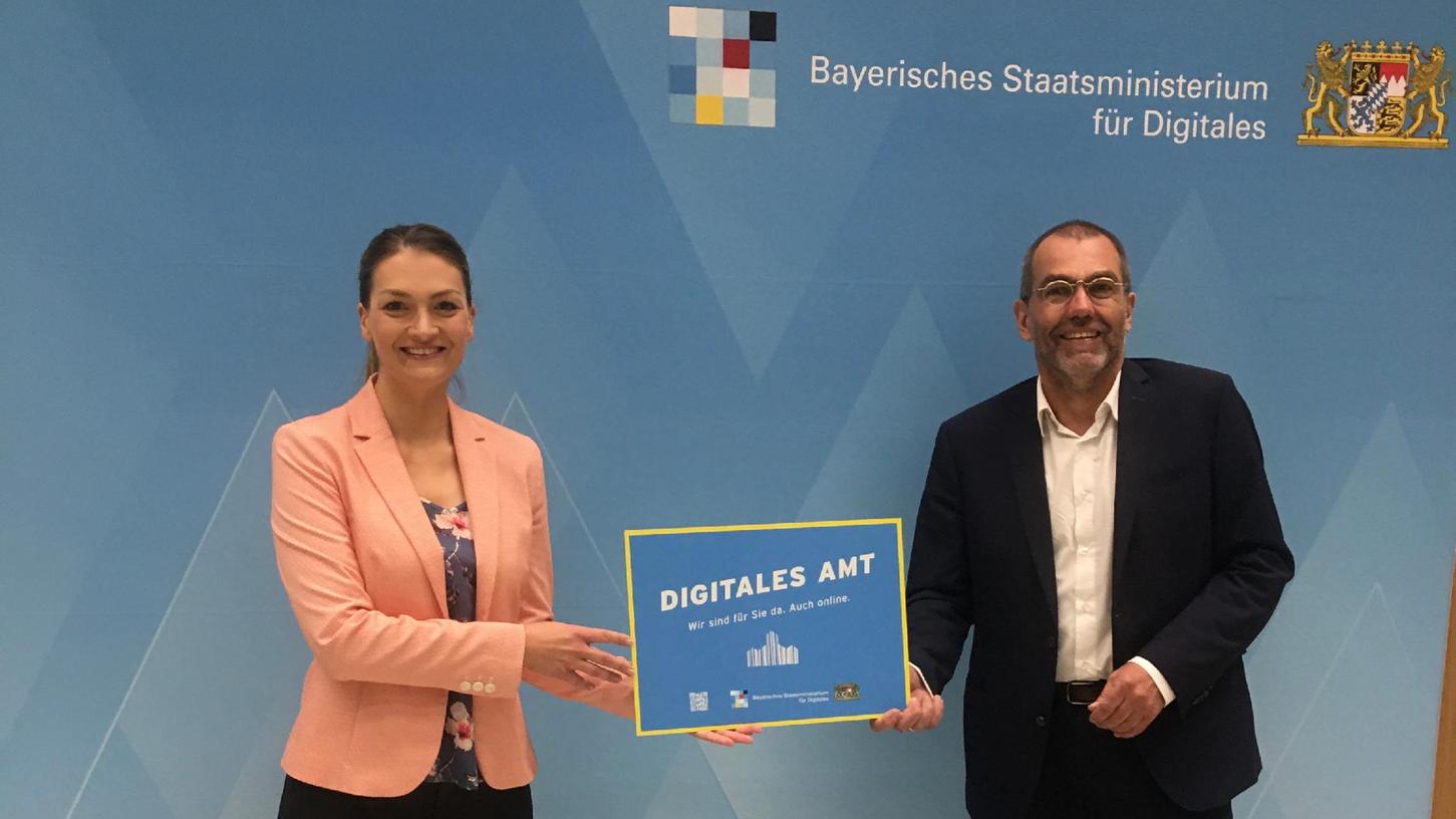 Kämmerer Harald Riedel (SPD) bekommt die Auszeichnung von Bayerns Digitalministerin Judith Gerlach (CSU). Kämmerer Harald Riedel (SPD) bekommt die Auszeichnung von Bayerns Digitalministerin Judith Gerlach (CSU).