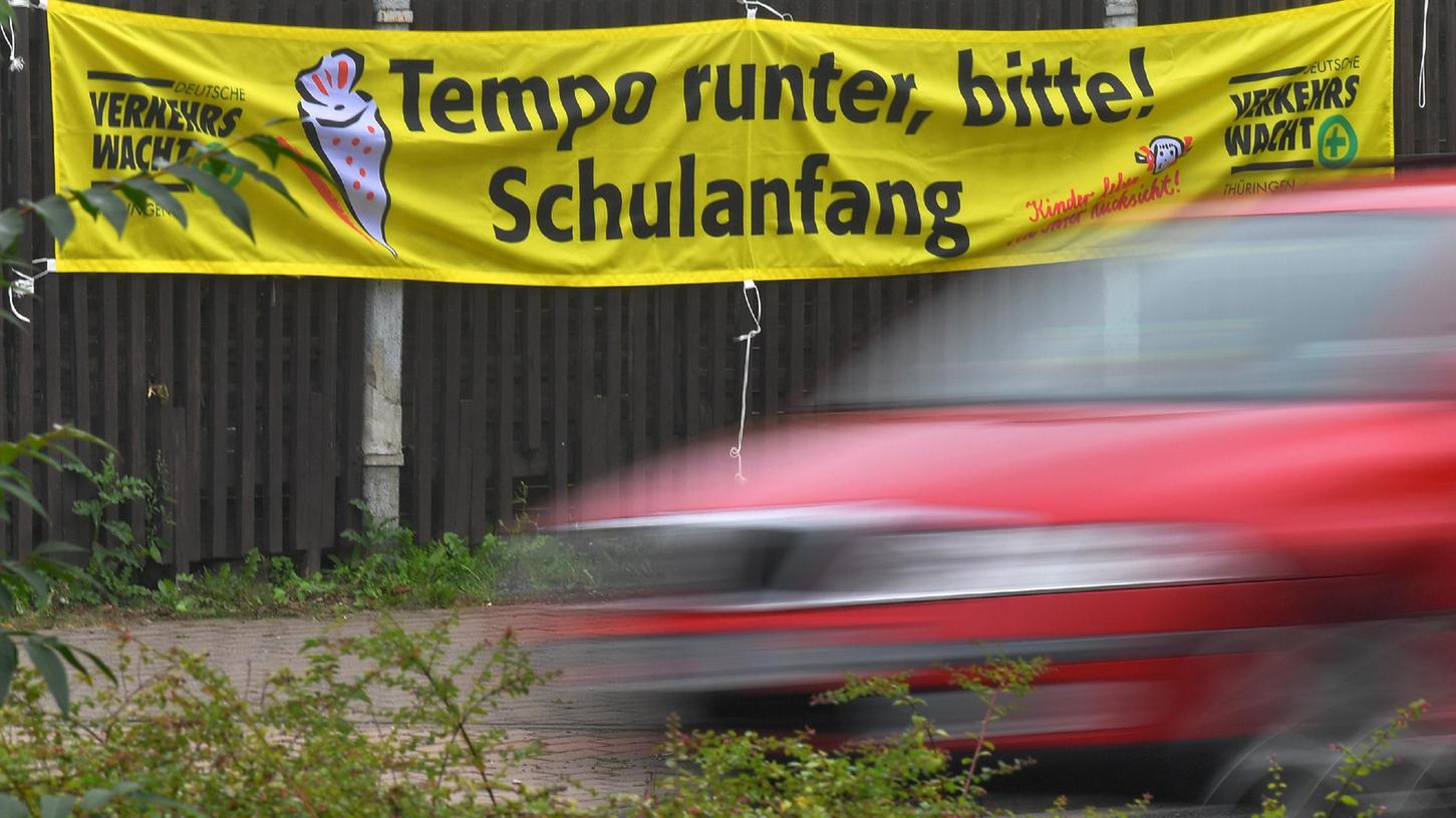 Zum Schulanfang finden vielerorts Geschwindigkeitskontrollen im Umfeld von Schulen statt.
Zum Schulanfang finden vielerorts Geschwindigkeitskontrollen im Umfeld von Schulen statt.