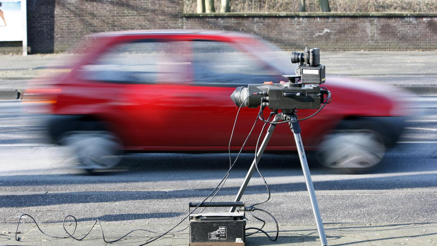 Um andere Verkehrsteilnehmer vor einem Bußgeld zu bewahren, warnte sie ein 70-Jähriger nur wenige Meter von der Kontrollstelle entfernt durch Winken.
Um andere Verkehrsteilnehmer vor einem Bußgeld zu bewahren, warnte sie ein 70-Jähriger nur wenige Meter von der Kontrollstelle entfernt durch Winken.