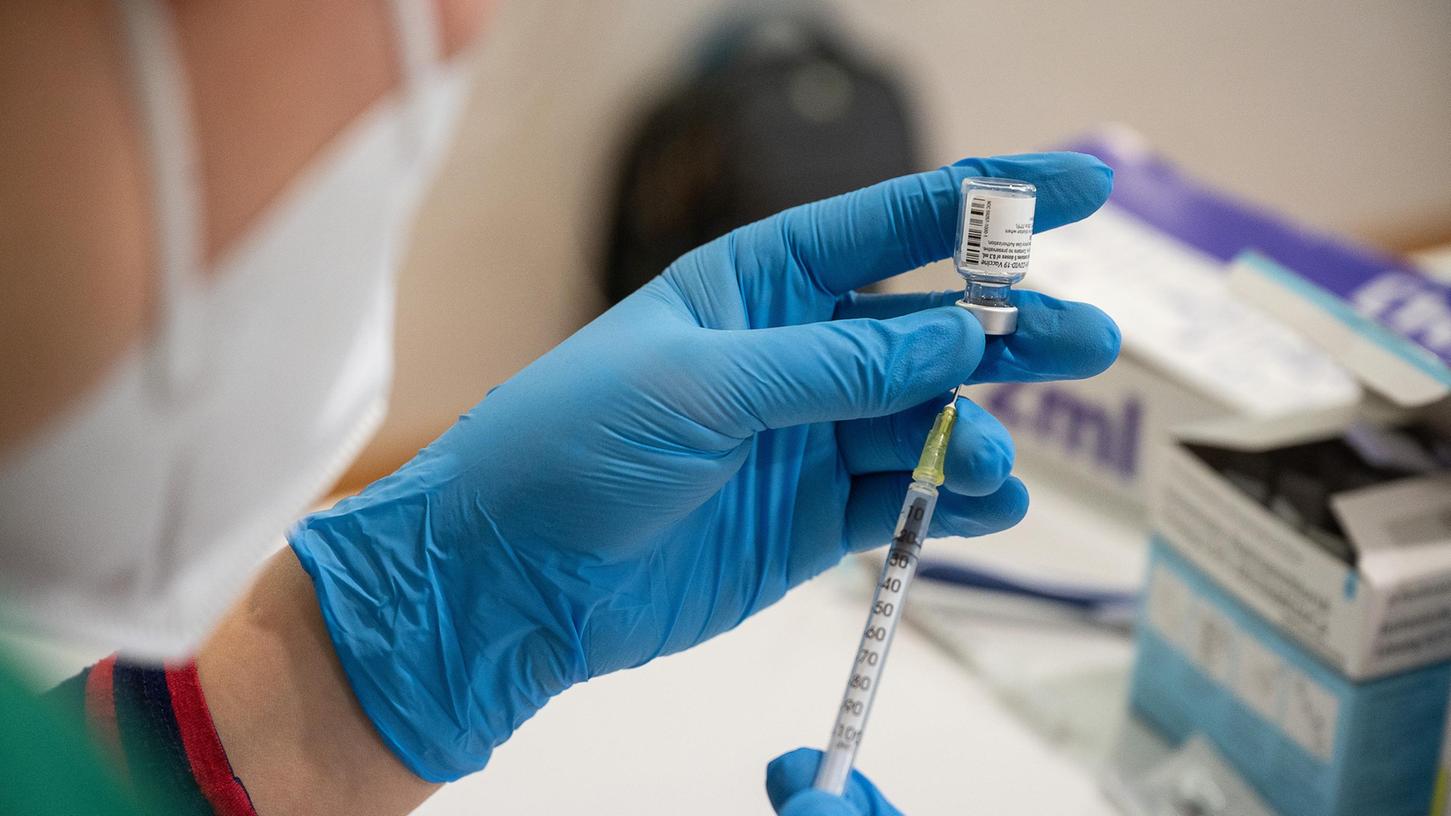 Eine Auffrischungsimpfung gegen das Corona-Virus ist nun auch für Menschen ab 60 möglich. Eine Auffrischungsimpfung gegen das Corona-Virus ist nun auch für Menschen ab 60 möglich.
