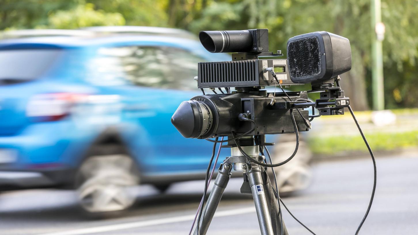 Mit Tempo 97 statt mit den erlaubten 50 km/h erwischte es einen viel zu flotten Autofahrer in Schwabach in der Rother Straße am Freitag Abend.
Mit Tempo 97 statt mit den erlaubten 50 km/h erwischte es einen viel zu flotten Autofahrer in Schwabach in der Rother Straße am Freitag Abend.
