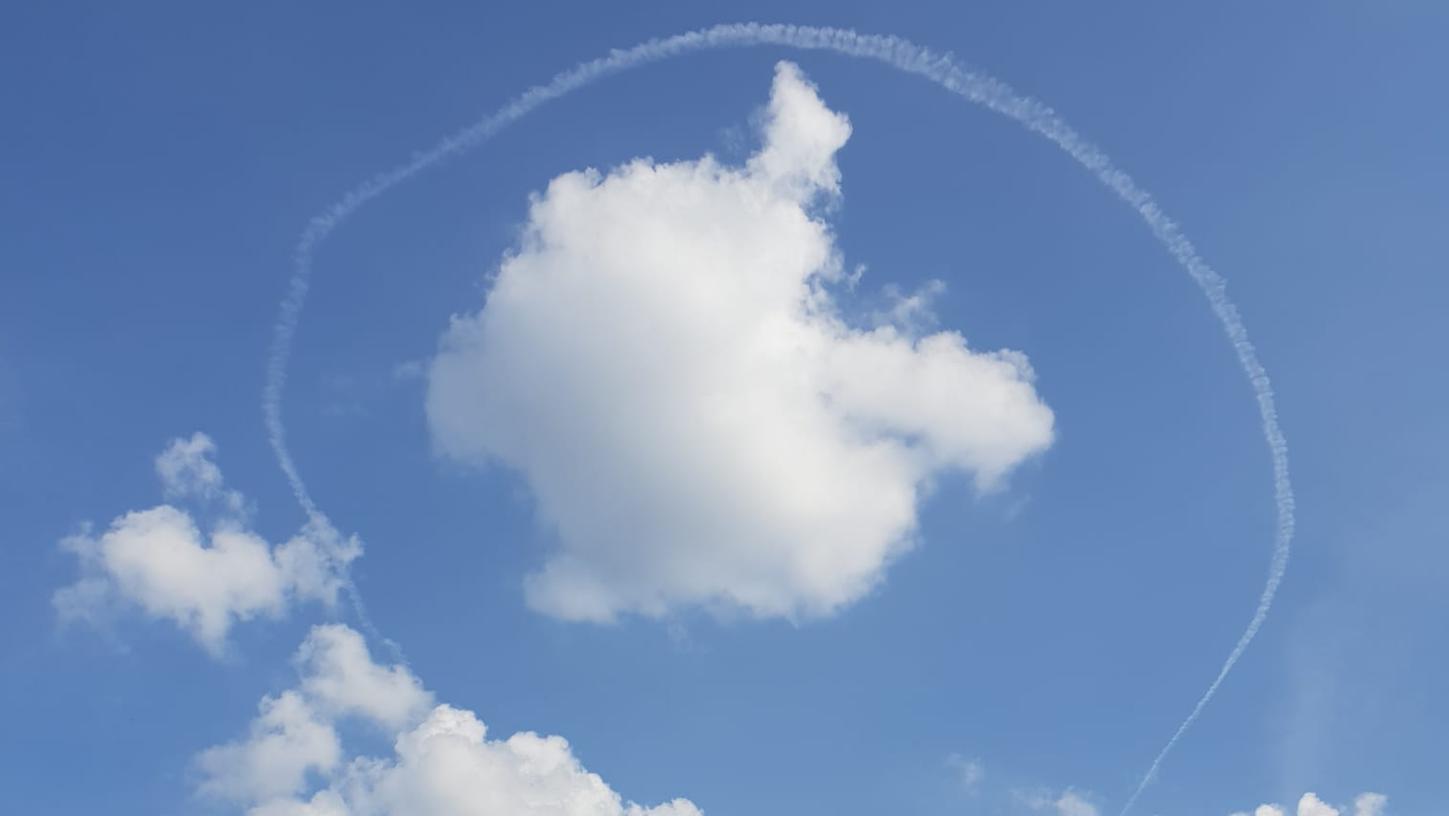 Das Bild stammt vom Dienstag: Da waren die Kondensstreifen des Kampfjets deutlich zu sehen. Diesmal war der Himmel ohne Spuren.
