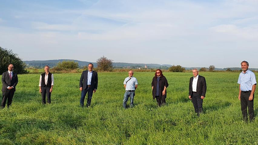 Noch auf Grund des Landkreises Weißenburg-Gunzenhausen, doch schon im Hintergrund sind der Mörsacher Kirchturm und der Arberger Fernsehturm zu erahnen: Alban Barrón, Abteilungsleiter "Bau und Umwelt" am Landratsamt Ansbach, Verena Auernhammer vom LBV, Manuel Westphal, Landrat des Landkreises Weißenburg-Gunzenhausen, Projektleiter Dietmar Herold, Annette Hagius vom BfN, Hans Henninger, stellvertretender Landrat des Landkreises Ansbach und Klaus Fackler vom LPV.