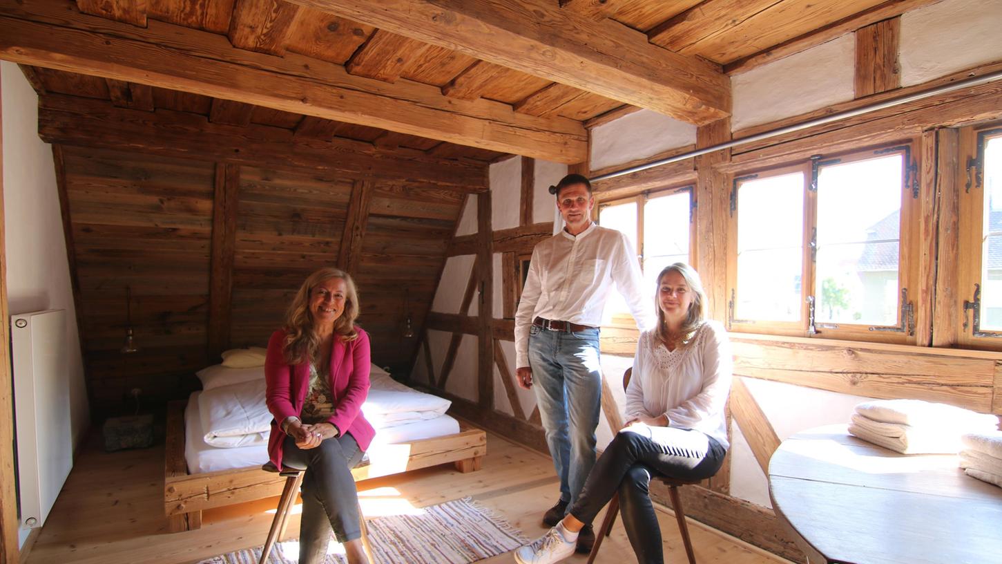 Viel Charme steckt in dem von Alexandra und Winfried Ulm (von rechts) zum Ferienhaus umgebauten denkmalgeschützten Gebäude, das die Organisatorin des Tags des offenen Denkmals in Bad Windsheim, Sabine Detsch, lobt.
Viel Charme steckt in dem von Alexandra und Winfried Ulm (von rechts) zum Ferienhaus umgebauten denkmalgeschützten Gebäude, das die Organisatorin des Tags des offenen Denkmals in Bad Windsheim, Sabine Detsch, lobt.