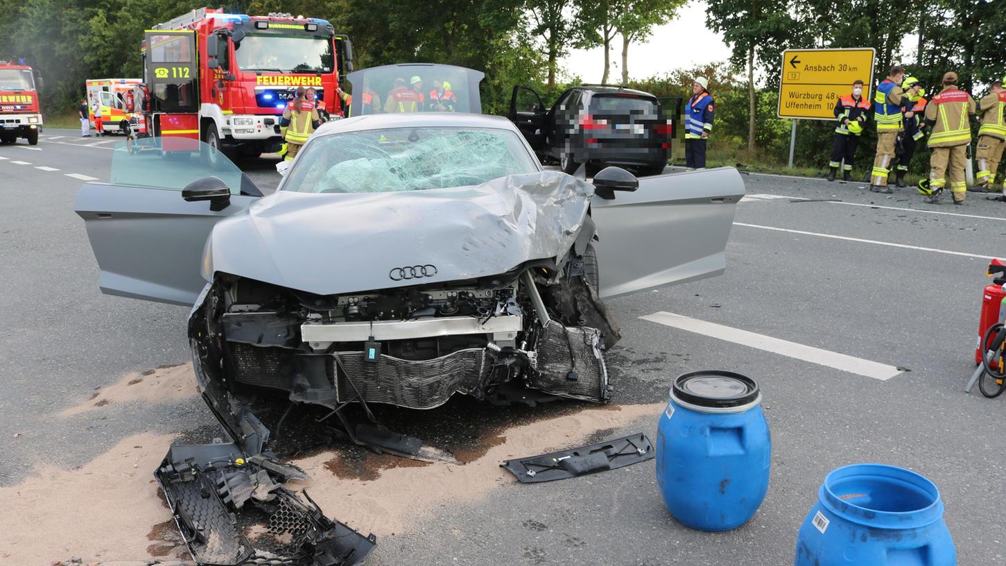 Das Auto des 19-Jährigen hat nur noch Schrottwert. Ebenso wie das andere beteiligte Fahrzeug im Hintergrund.
Das Auto des 19-Jährigen hat nur noch Schrottwert. Ebenso wie das andere beteiligte Fahrzeug im Hintergrund.