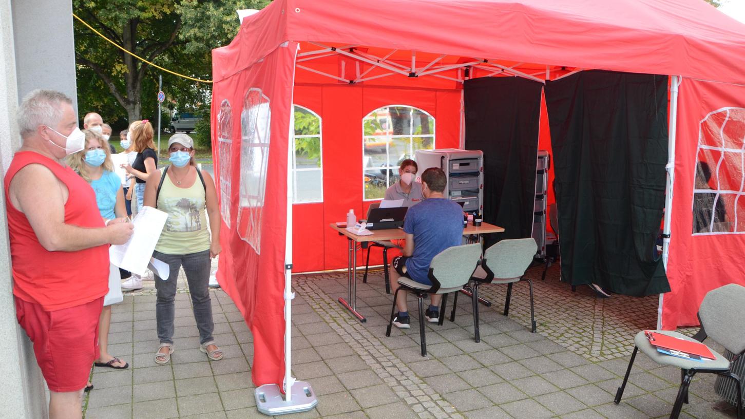 Das Impfzelt der Johanniter war am Dienstagnachmittag beim Jobcenter in der Nördlinger Straße gut besucht. Am heutigen Donnerstag steht es bei Edeka, ebenfalls in der Nördlinger Straße.
Das Impfzelt der Johanniter war am Dienstagnachmittag beim Jobcenter in der Nördlinger Straße gut besucht. Am heutigen Donnerstag steht es bei Edeka, ebenfalls in der Nördlinger Straße.