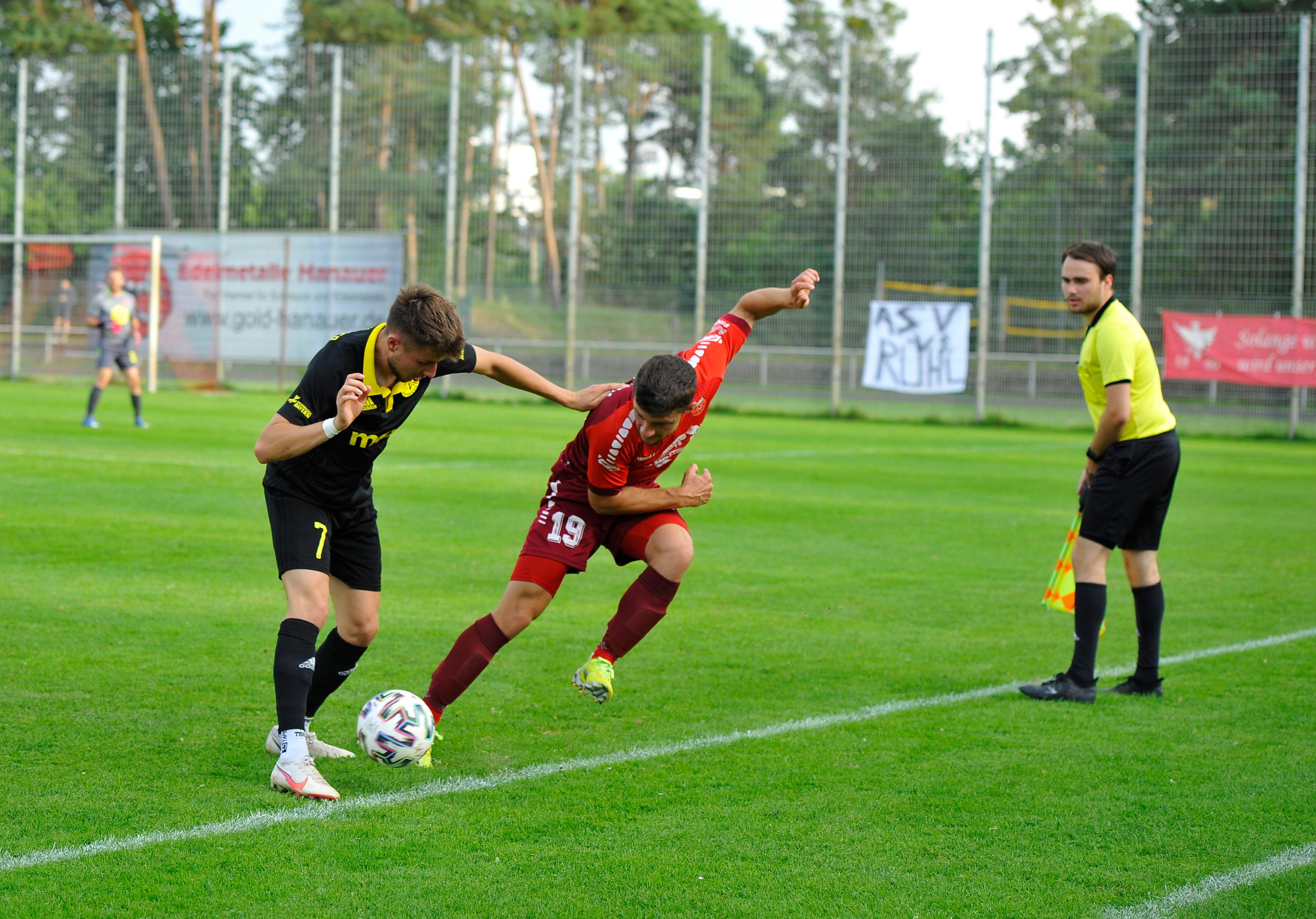 Im Achtelfinale des Fußball-Verbandspokals empfing der formstarke Bayernligist ASV Neumarkt (rote Trikots) den ambitionierten Regionalligisten SpVgg Bayreuth. Knapp 500 Zuschauer sorgten für eine ansprechende Kulisse.