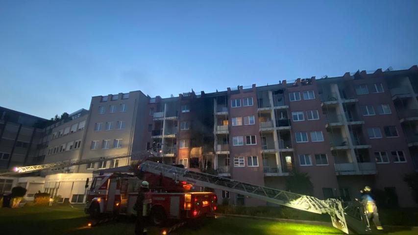 Um 21 Uhr war der Brand gelöscht. Die Feuerwehr war danach damit beschäftigt, umliegende Wohnungen und Häuser auf Glutnester und Raucheinwirkung zu überprüfen, so ein Polizeisprecher.