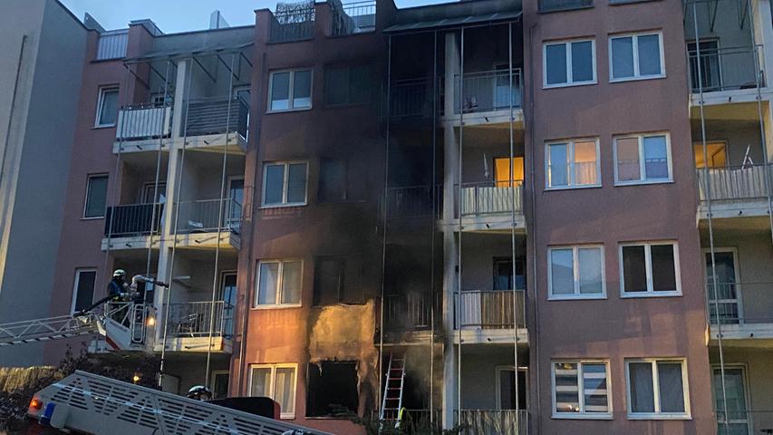 Als die Feuerwehr mit einem Großaufgebot eintraf, hatte das im ersten Stock ausgebrochene Feuer bereits den Balkon im dritten Obergeschoss erreicht.