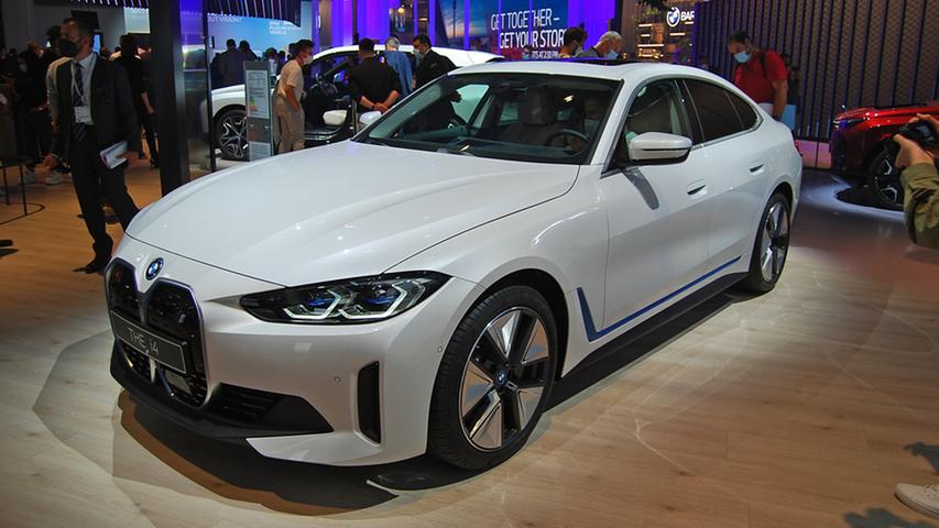 Wirklich neu ist der BMW i4 nicht mehr, die für November avisierte Elektro-Limousine soll bis zu 590 Kilometer weit kommen. Die Preise beginnen bei 58.300 Euro. 