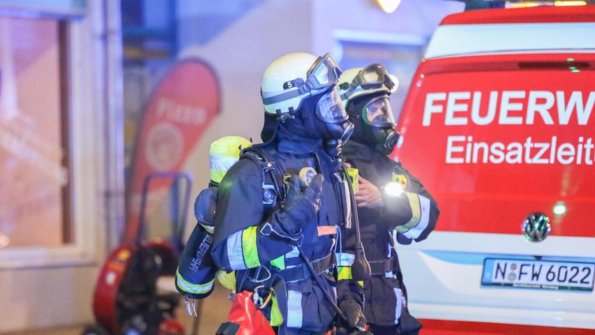 "Das nicht mehr Personen schwerer verletzt wurden und kein noch größerer Sachschaden entstand, ist der guten Zusammenarbeit aller eingesetzten Kräfte zu verdanken", heißt es in einem Pressebericht der Feuerwehr Nürnberg.