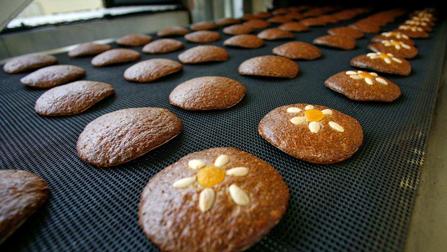 Die Produktion läuft längst auf Hochtouren, inzwischen sind die ersten Lebkuchen schon im Handel.