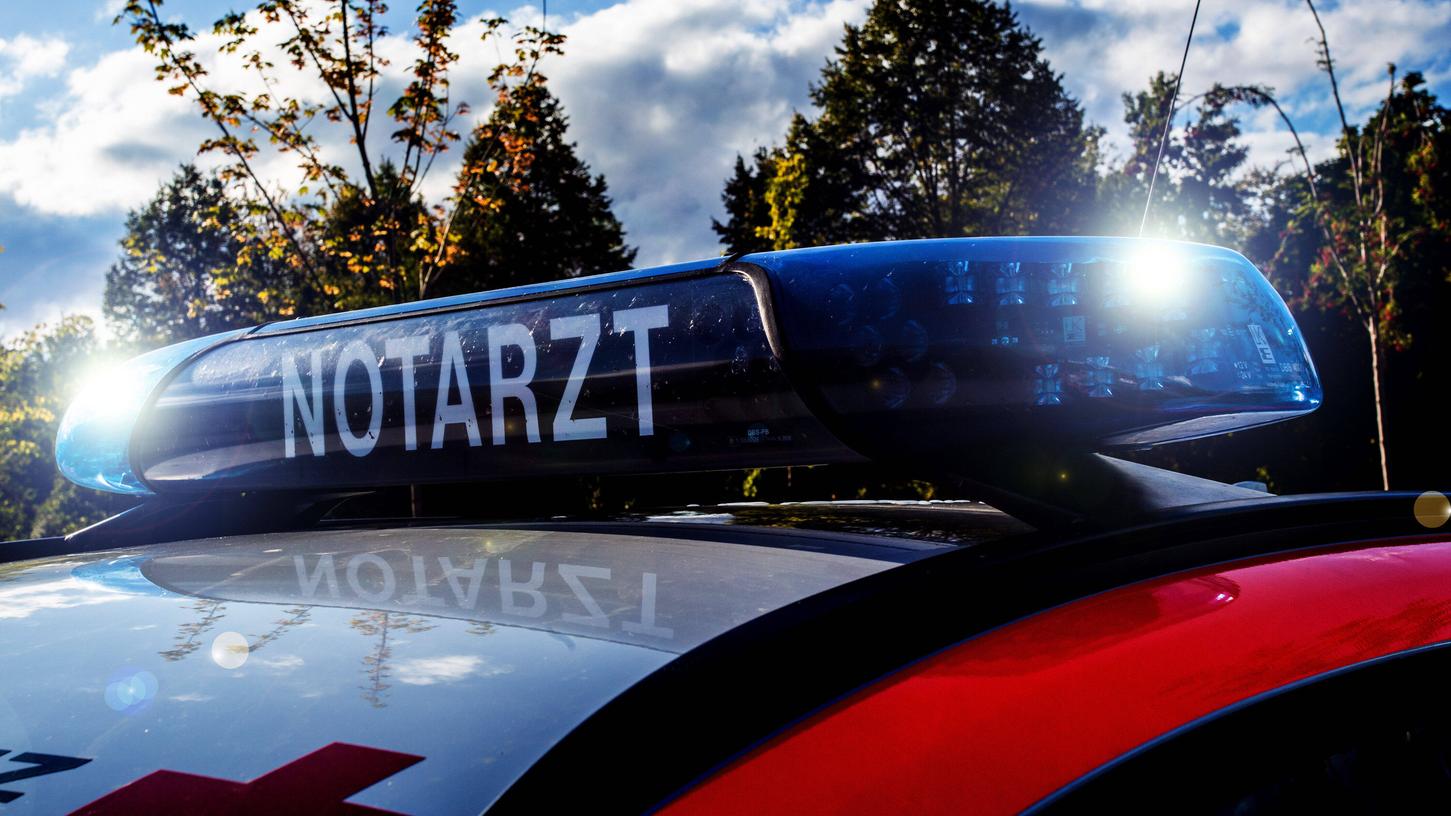 Ein hinzugezogener Notarzt konnte nur noch den Tod des Motorradfahrers feststellen.
Ein hinzugezogener Notarzt konnte nur noch den Tod des Motorradfahrers feststellen.