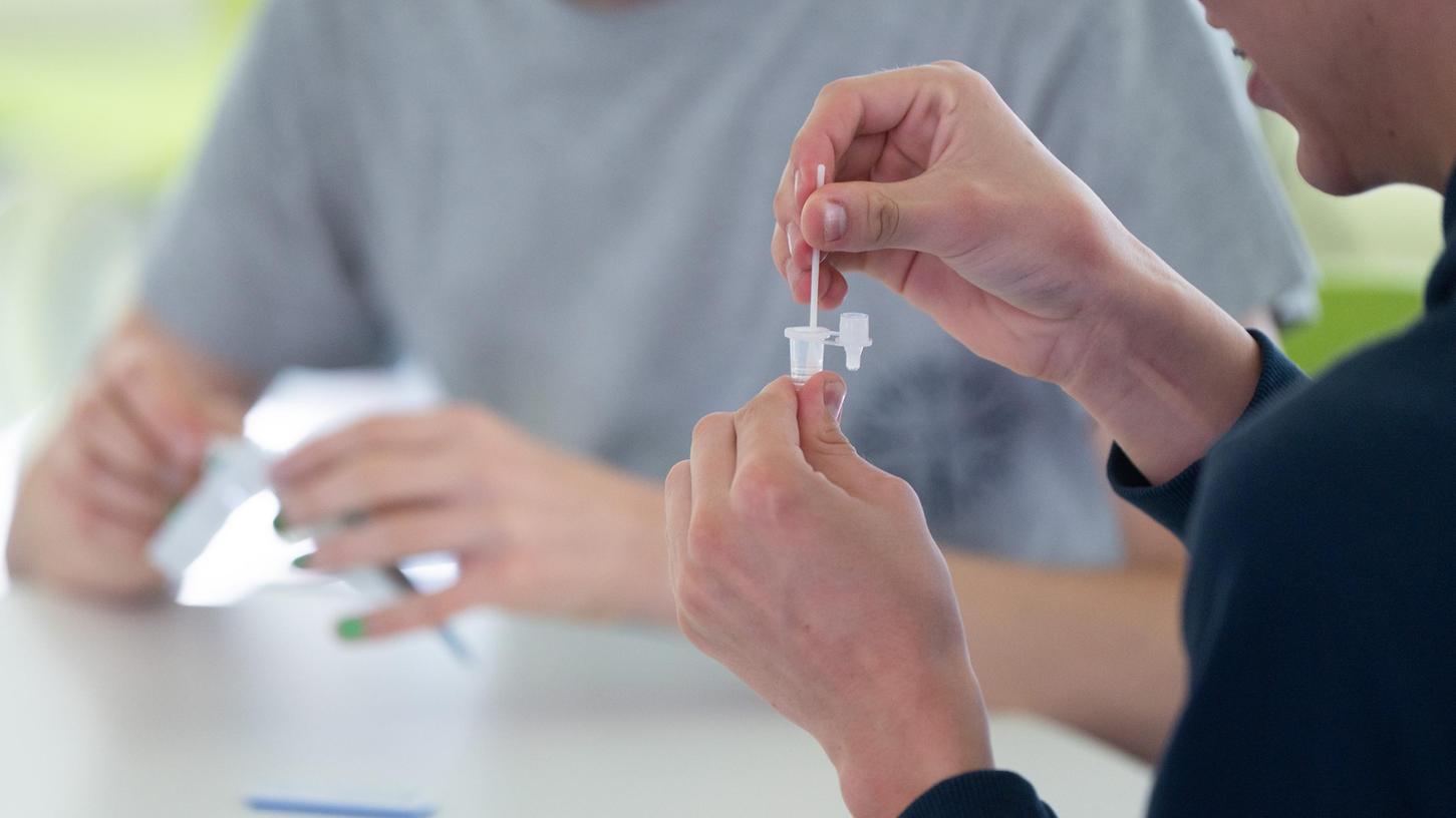 Die Eltern mussten den Rücktransport der positiv getesteten Schüler aus dem 450 Kilometer von Coburg entfernten Zillertal selbst organisieren. (Imagebild)
Die Eltern mussten den Rücktransport der positiv getesteten Schüler aus dem 450 Kilometer von Coburg entfernten Zillertal selbst organisieren. (Imagebild)