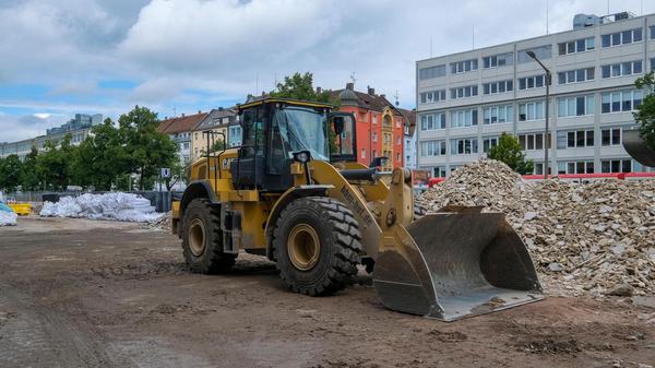 Nun rückt schweres Gerät an, um aus der Quelle bald "The Q" zu machen.