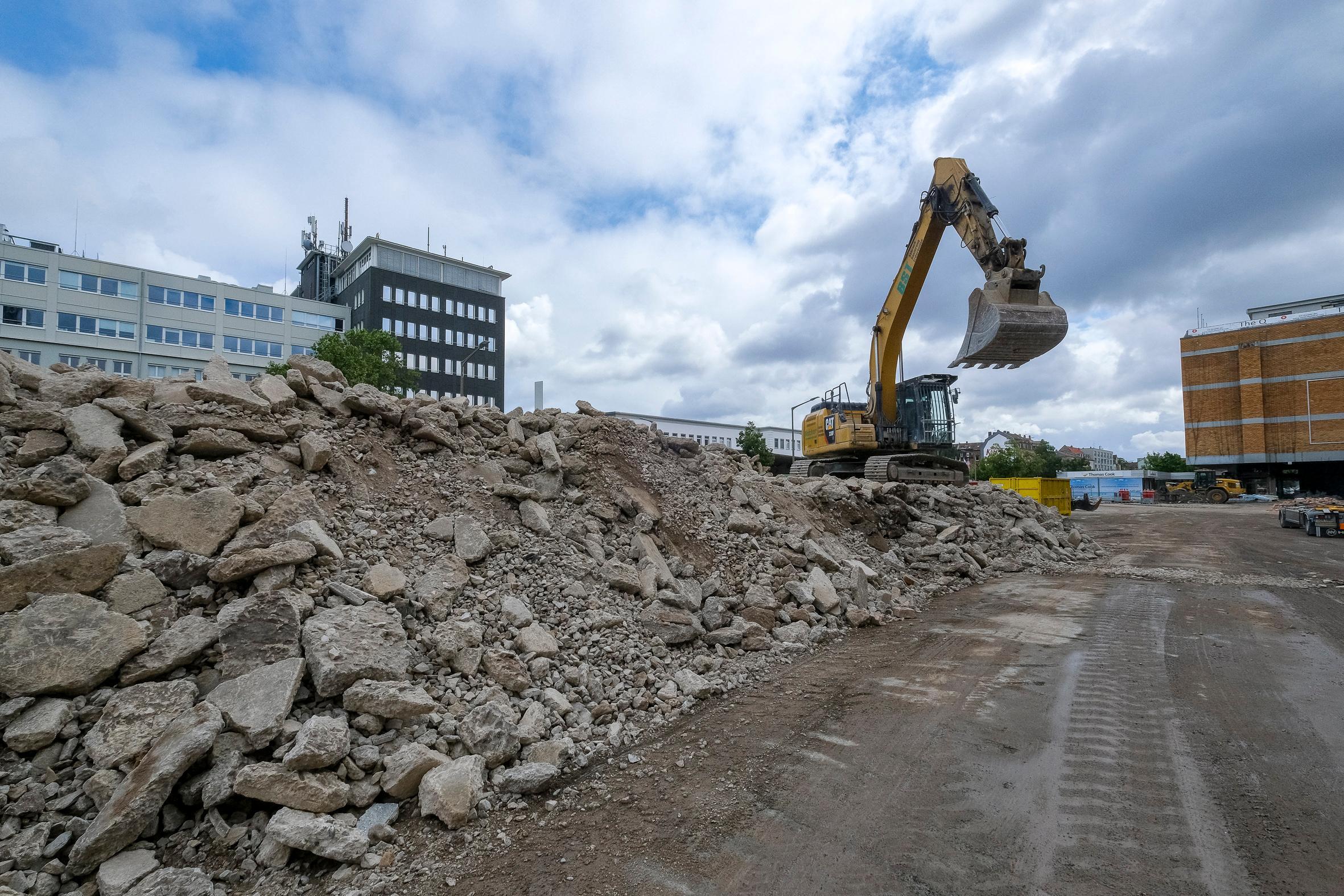 Der frühere Parkplatz gleicht inzwischen einer Geröllwüste. Hier haben zuvor viele Flohmärkte stattgefunden.