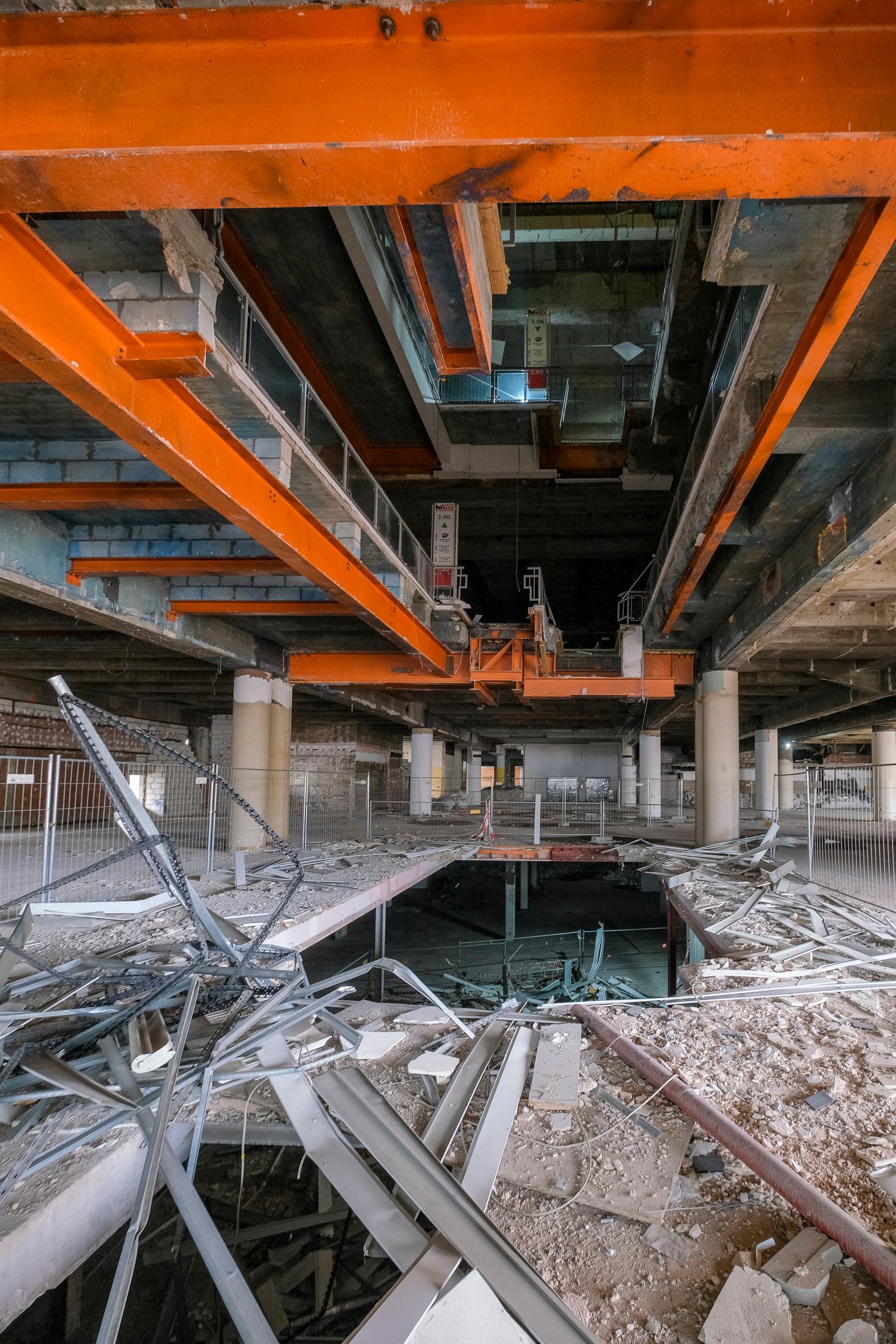 Wo einst ein Aufzug durch das Gebäude geführt hat, klafft inzwischen ein riesiges Loch.
