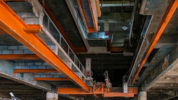 Wo einst ein Aufzug durch das Gebäude geführt hat, klafft inzwischen ein riesiges Loch.