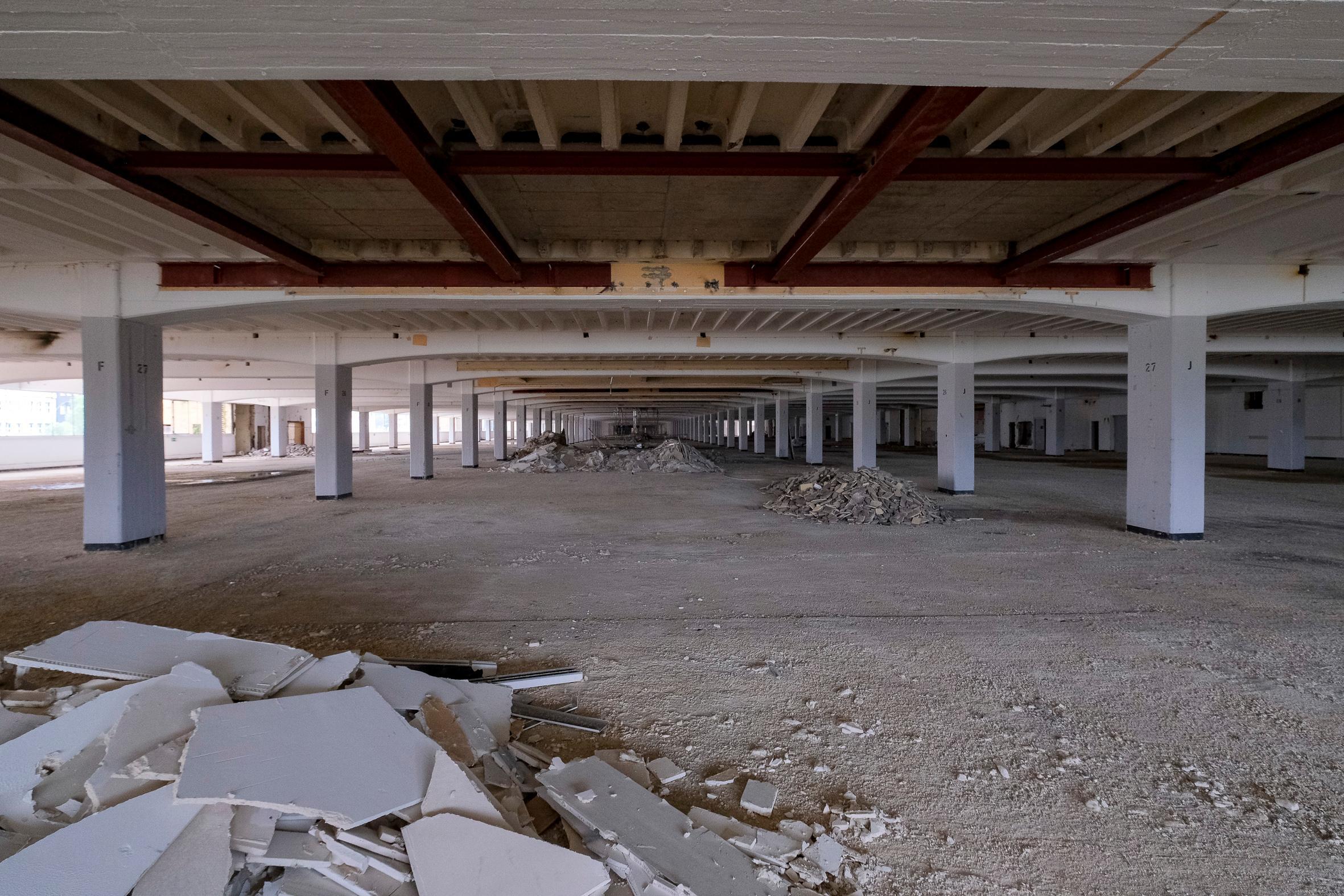 Teilweise werden sämtliche Einbauten herausgerissen, nur die tragenden Stützen bleiben. 