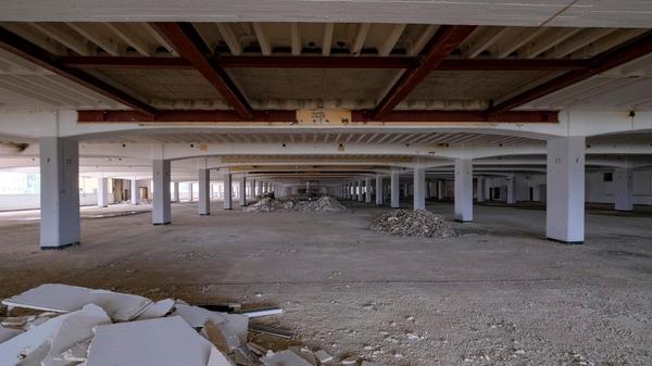 Teilweise werden sämtliche Einbauten herausgerissen, nur die tragenden Stützen bleiben.