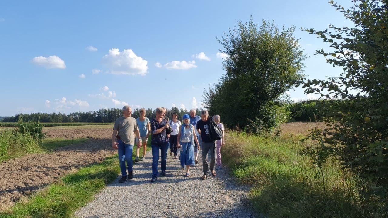 Beim Kennenlernspaziergang wurden Gewaltenteilung und Machtbegrenzung erörtert, wozu „die Basis“ ihre Position zur Diskussion stellte.
Beim Kennenlernspaziergang wurden Gewaltenteilung und Machtbegrenzung erörtert, wozu „die Basis“ ihre Position zur Diskussion stellte.