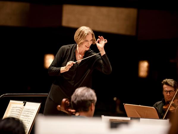 Die beliebte Dirigentin Joana Mallwitz verlässt Nürnberg in zwei Jahren. Dass die Stadt keinen attraktiven und  modernen Konzertsaal bekommt, hat die Entscheidung sicher erleichtert.