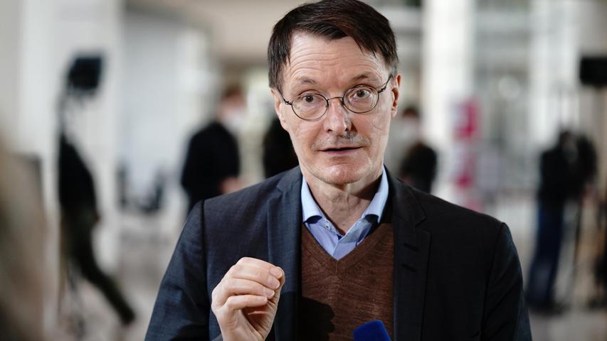 Der SPD-Gesundheitspolitiker Karl Lauterbach warnt vollständig geimpfte Menschen davor, sich mit dem Virus zu infizieren. Der SPD-Gesundheitspolitiker Karl Lauterbach warnt vollständig geimpfte Menschen davor, sich mit dem Virus zu infizieren.
