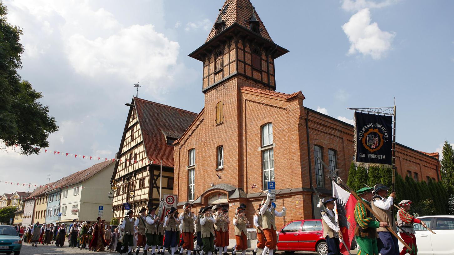 2019 führte ein Umzug des Vereins direkt an der Zunfthalle am Ochsenhof vorbei.
2019 führte ein Umzug des Vereins direkt an der Zunfthalle am Ochsenhof vorbei.