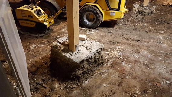 Zur Stabilisierung der Decke dienten Stützbalken, dann wurde jede Menge Bodenmaterial abgetragen.
Zur Stabilisierung der Decke dienten Stützbalken, dann wurde jede Menge Bodenmaterial abgetragen.
