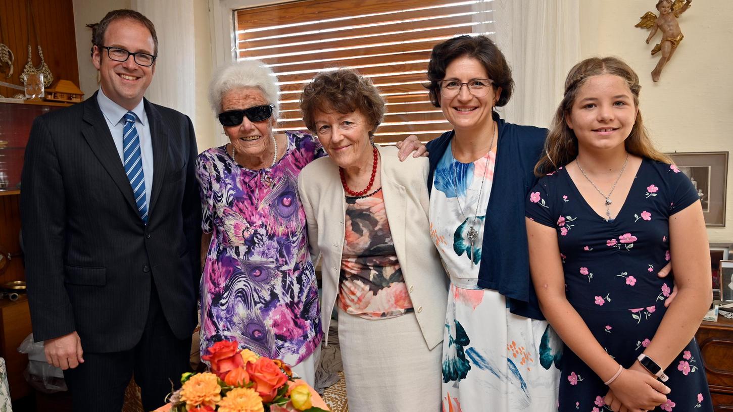 Ingeborg Lötterle (2. v. l) ist 100 Jahre alt, die Glückwünsche der Stadt überbrachte OB Florian Janik (l). Dazu bekam sie Besuch von (v. l.) Tochter Erika Hoffmann, Enkelin Sandra Beecken und Urenkelin Clara Beecken.