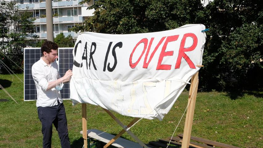 Nicht nur "War is over" wünschen sich die Klimaaktivisten, sondern auch "Car is over": Der Krieg und das Auto sind bald Geschichte, so die Hoffnung.
