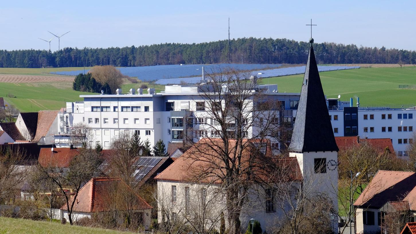 Eine Ortsansicht von Vestenbergsgreuth mit Gebäuden der Martin Bauer Group und evangelischer Kirche.