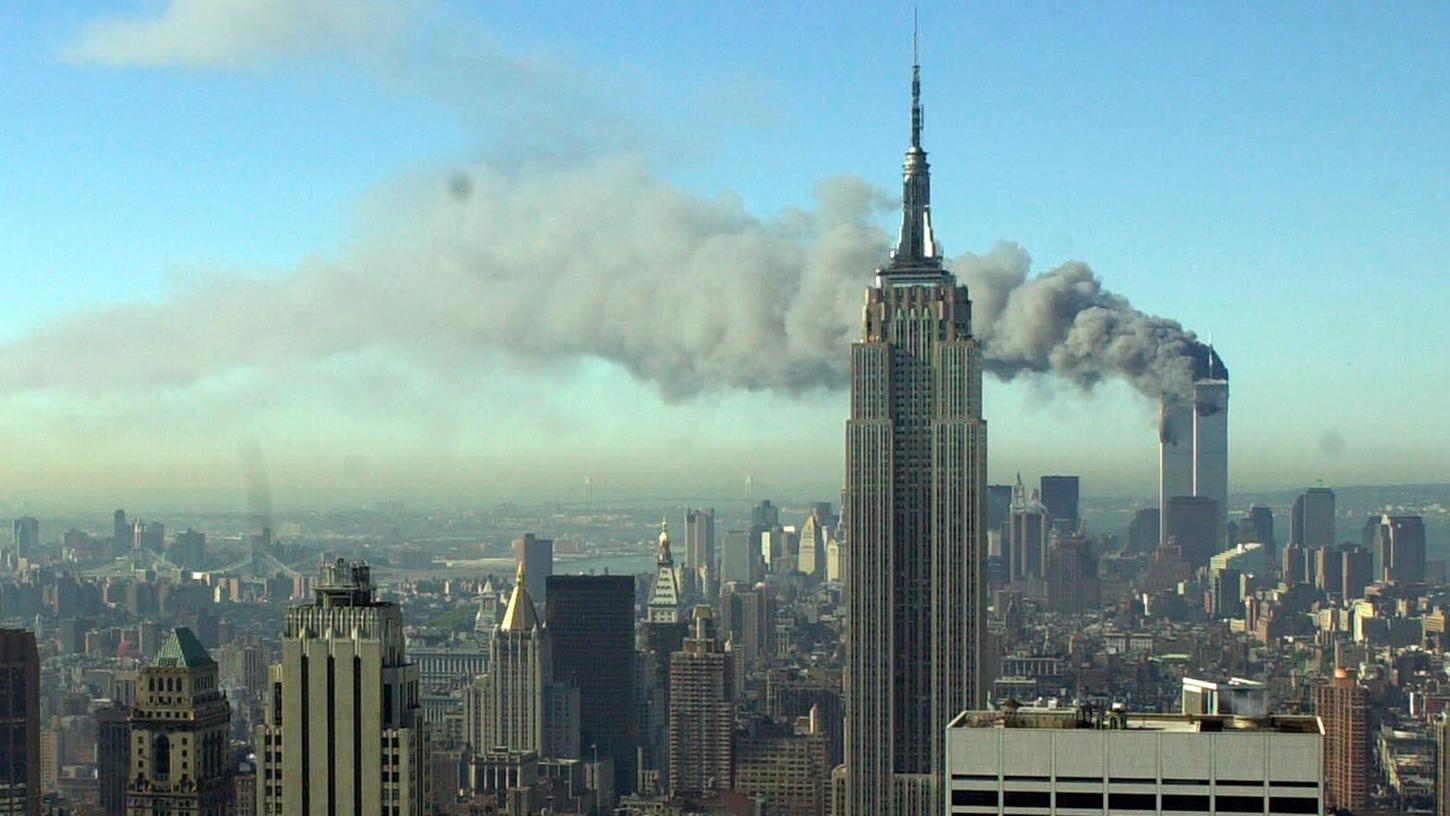Ein Bild, das eine Zeitenwende markierte: Rauchschwaden ziehen am 11. September 2001 über New York, kurz bevor die Twin Towers einstürzen. 