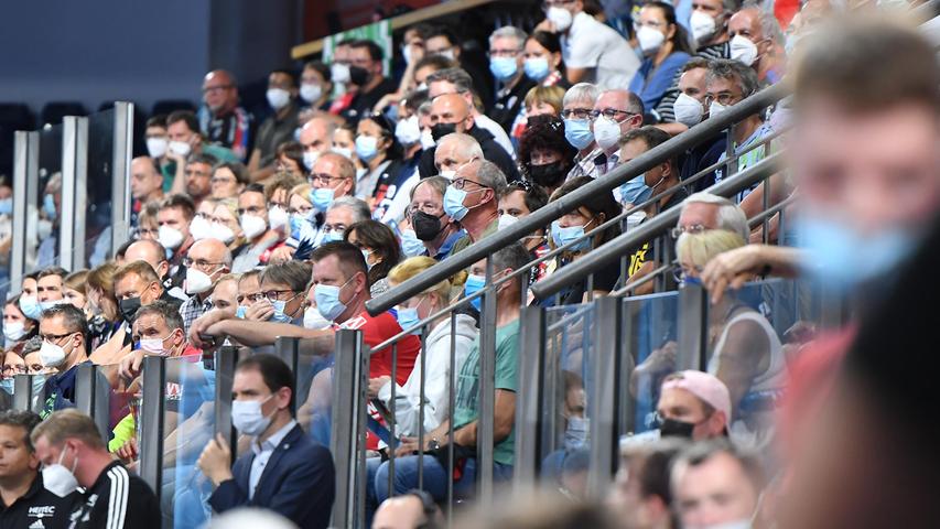Über 3000 Fans feiern in der Arena: Dem HCE gelingt der Auftaktsieg