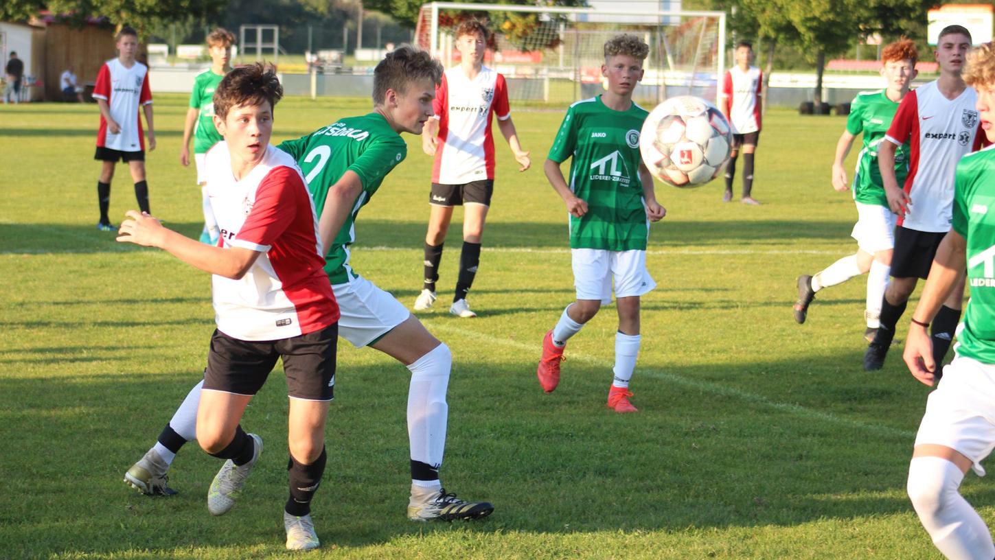 Ein Auftakt nach Maß: Die U15-Junioren des TSV 1860 Weißenburg setzten sich im  Mittelfrankenderby der Bayernliga Nordost mit 3:0 gegen die SpVgg Ansbach (in Grün) durch.