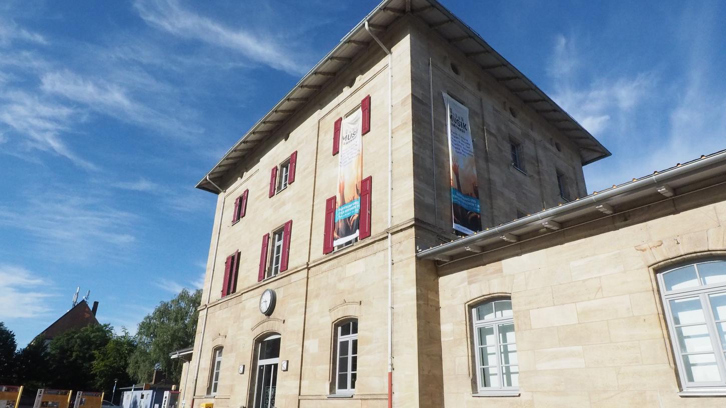 Auf dem Heimweg vom Bahnhof wurde eine 57-jährige Weißenburgerin von Jugendlichen angepöbelt und geschlagen. Die Polizei sucht nach Zeugen.
Auf dem Heimweg vom Bahnhof wurde eine 57-jährige Weißenburgerin von Jugendlichen angepöbelt und geschlagen. Die Polizei sucht nach Zeugen.